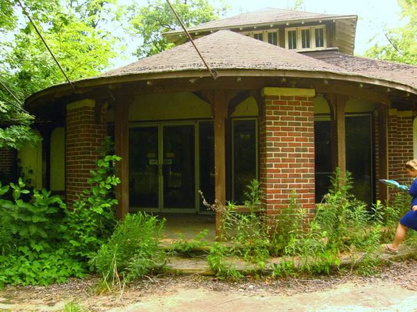 Bob-Lo Island - Pic 13 Building (newer photo)